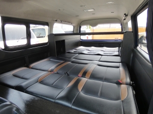 ハイエースワゴンライトキャンピングカー　2段ベッド